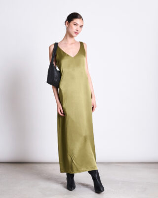 Sommerliches Kleid aus Enka Viskose und Cellulose von Jan 'n June. Die Farbe ist Woody olive.