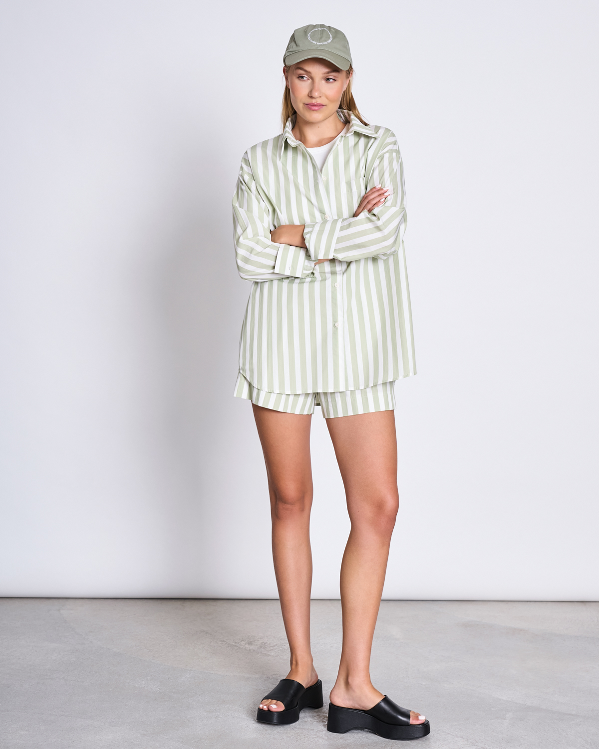 Gestreifte Oversize Bluse aus Bio-Baumwolle von Jan 'n June. Gross geschnitten, klassischer Kragen, Button-Down, mit Manschetten.