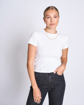 Kurzes Baumwoll T-Shirt von Jan 'n June. Eng anliegend, gecroppt, eignet sich für High-Waist-Hosen oder Röcke. Kurz geschnitten.