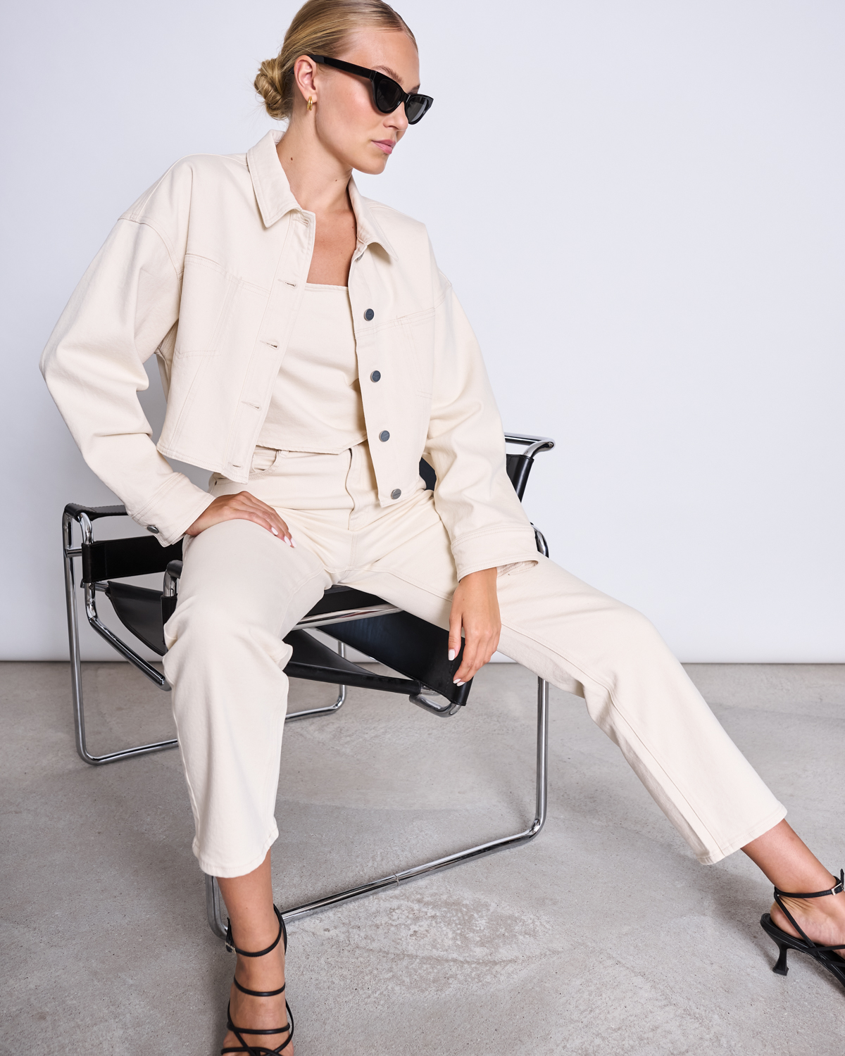 Gecroppte Jeansjacke in off-white, gerader Fit, klassischer Kragen. Hergestellt von Jan 'n June in Zusammenarbeit mit Dawn Denim.