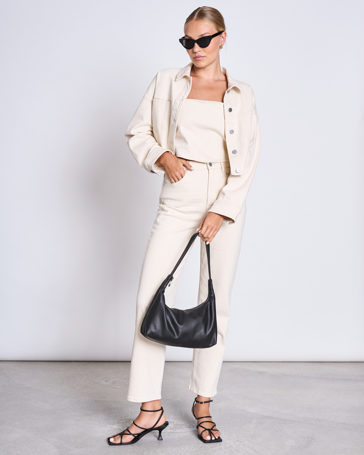 Gecroppte Jeansjacke in off-white, gerader Fit, klassischer Kragen. Hergestellt von Jan 'n June in Zusammenarbeit mit Dawn Denim.