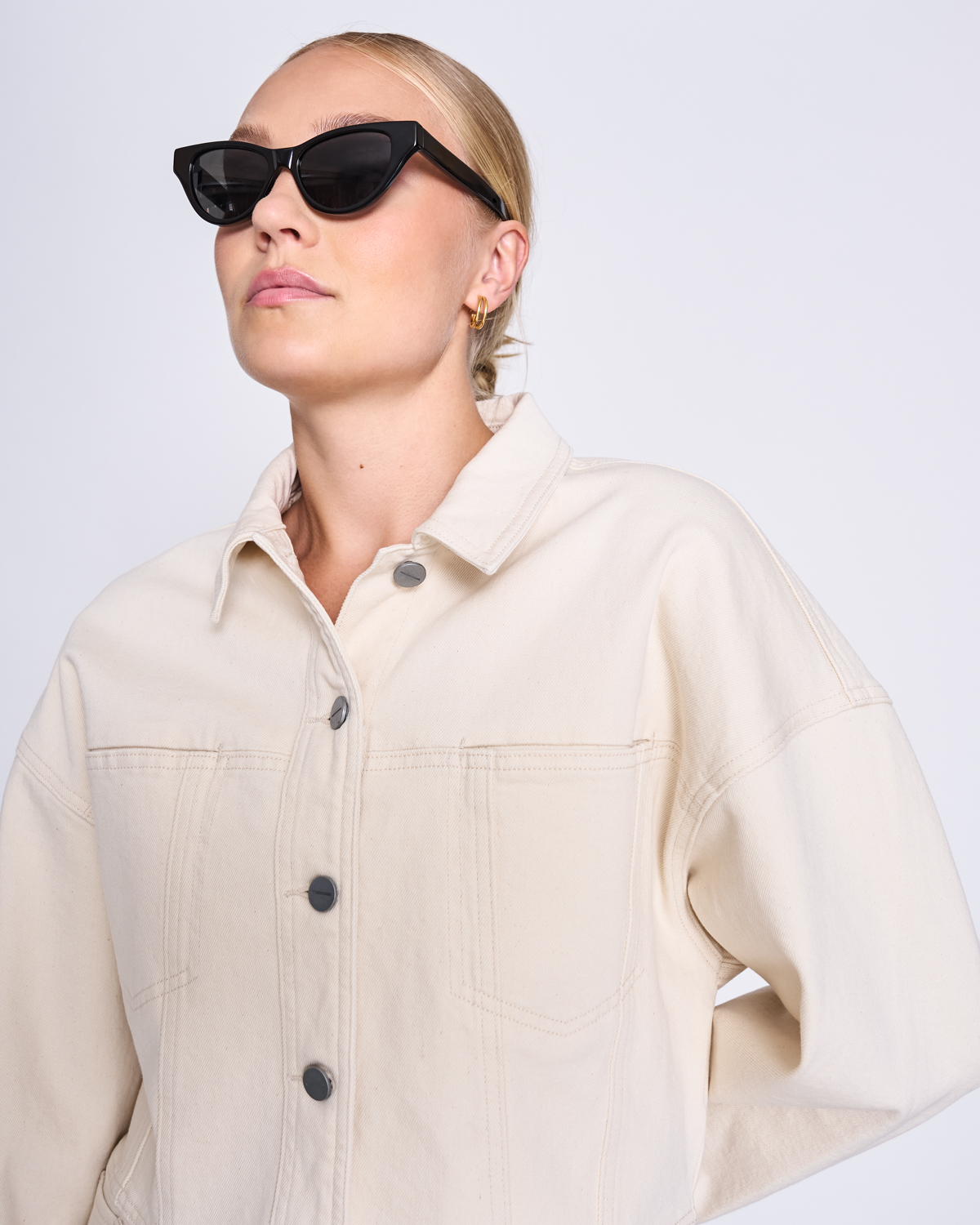 Gecroppte Jeansjacke in off-white, gerader Fit, klassischer Kragen. Hergestellt von Jan 'n June in Zusammenarbeit mit Dawn Denim.