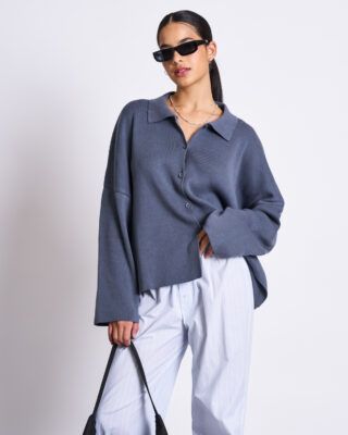 Strickjacke von Jan 'n June in der Farbe turbulence - graublau. A-Linie mit klassischem Kragen