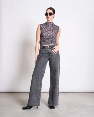 Ruffle Top Laguna von Jan 'n June. Raffungen an der Seite, hochgeschlossen und im Mesh-Stoff.