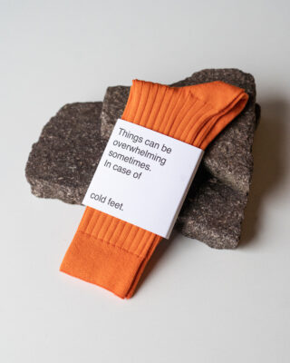 Socken aus Bio-Baumwolle in der Farbe bright orange, hergestellt in Portugal vom Fair-Fashion Label Jan 'n June.