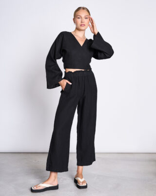 Leinenhose in schwarz vom Fair-Fashion Label Jan 'n June. Knöchellang und mit Gummizug. Entspannter und lockerer Schnitt.