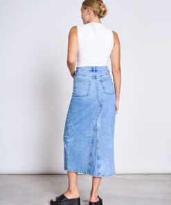 Jeansrock von Jan 'n June in Kollaboration mit Dawn Denim. Midi-Länge und mit hohem Schlitz auf der Vorderseite, optimale Beinfreiheit und femininer Touch.