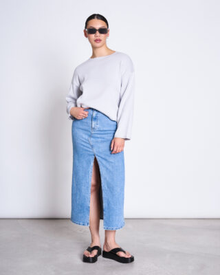 Jeansrock von Jan 'n June in Kollaboration mit Dawn Denim. Midi-Länge und mit hohem Schlitz auf der Vorderseite, optimale Beinfreiheit und femininer Touch.
