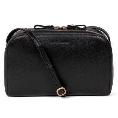 Umhängtasche aus Rindsleder von Lost & Found. Verstellbarer Trageriemen, separates Fach und ein Reissverschlussfach im Innern. Die Tasche ist oben abgerundet und lässt sich mit einem Reissverschluss verschliessen.