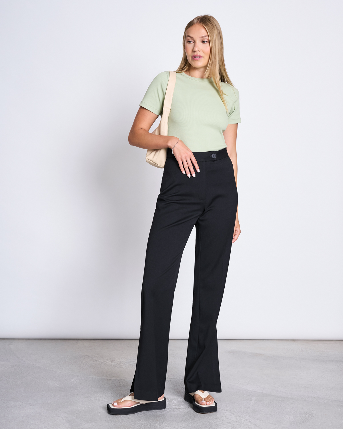 Kurzes T-Shirt aus Ripp-Jersey. Körpernah geschnitten, hoher Rundhalsausschnitt. Produziert von dem Fair Fashion Label Jan 'n June.