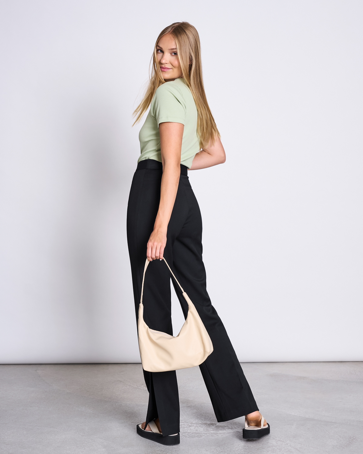 Kurzes T-Shirt aus Ripp-Jersey. Körpernah geschnitten, hoher Rundhalsausschnitt. Produziert von dem Fair Fashion Label Jan 'n June.