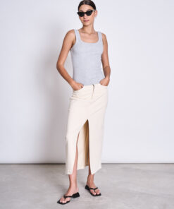 Jeansrock von Jan 'n June in Kollaboration mit Dawn Denim. Midi-Länge und mit hohem Schlitz auf der Vorderseite, optimale Beinfreiheit und femininer Touch.