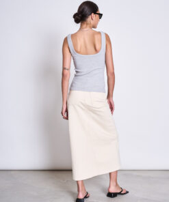 Jeansrock von Jan 'n June in Kollaboration mit Dawn Denim. Midi-Länge und mit hohem Schlitz auf der Vorderseite, optimale Beinfreiheit und femininer Touch.