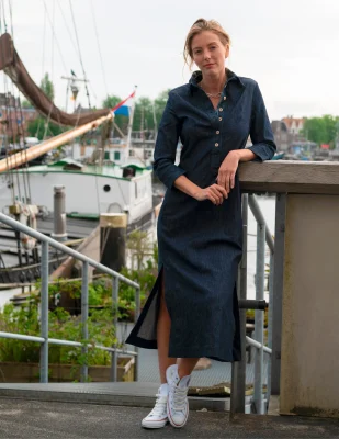 Jeans-Kaftan ADA von The Blue Suit, Midilänge mit lässigem geraden Schnitt, Schlitz bis zum Knie, 3/4-Ärmel und klassischer Kragen.