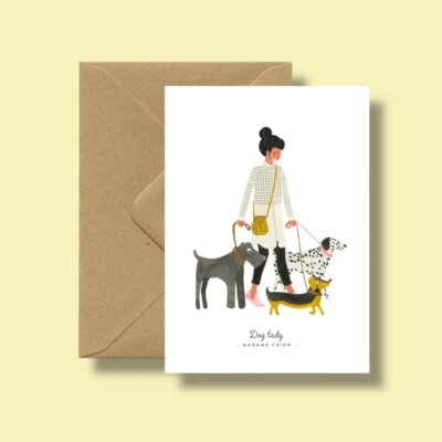 Grusskarte Dog Lady - Frau die mit Hunden spazieren geht. Gestaltet von All The Ways To Say. Hergestellt in Frankreich. Aquarellzeichnung auf Papier. Blanko Inhalt und mit Couvert geliefert.