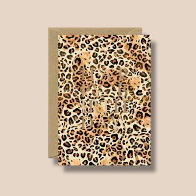 Geburtstagskarte im Leoprint mit goldenen Lettern Happy Birthday. Gestaltet von All The Ways To Say. Hergestellt in Frankreich. Aquarellzeichnung auf Papier. Blanko Inhalt und mit Couvert geliefert.