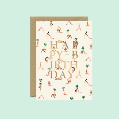Geburtstagskarte mit Yoga-Lady-Positionen mit goldenen Lettern Happy Birthday. Gestaltet von All The Ways To Say. Hergestellt in Frankreich. Aquarellzeichnung auf Papier. Blanko Inhalt und mit Couvert geliefert.