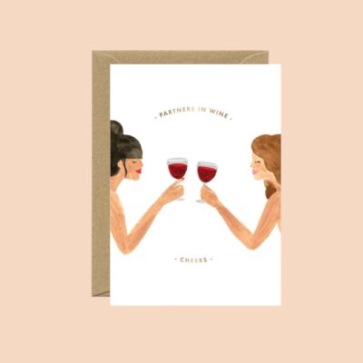 Karte für diverse Anlässe, wie Geburtstage, um einen Gruss zu senden, für die beste Freundin etc. Zwei Frauen die sich mit einem Glas cheeren / anstossen und "Partners in Wine" sind. Gestaltet von All The Ways To Say. Hergestellt in Frankreich. Aquarellzeichnung auf Papier. Blanko Inhalt und mit Couvert geliefert.