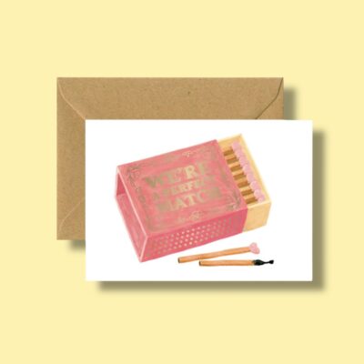 Grusskarte mit Streichholzschachtel und Text "We're a perfect match". Gestaltet von All The Ways To Say. Hergestellt in Frankreich. Aquarellzeichnung auf Papier. Blanko Inhalt und mit Couvert geliefert.