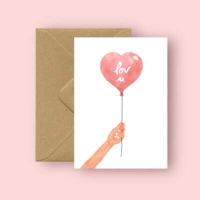 Kleiner Liebesbeweis in Kartenform. Herzluftballon mit dem Schriftzug "love u". Gestaltet von All The Ways To Say. Hergestellt in Frankreich. Aquarellzeichnung auf Papier. Blanko Inhalt und mit Couvert geliefert.