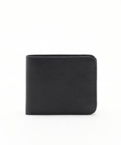 Klassisches Portemonnaie ohne Innenfutter aus echtem Rindsleder. Hergestellt von Lost & Found Zürich, das Portemonnaie überzeugt durch ein simples Münzfach und drei Kartenfächer sowie drei dezente Mehrzweckfächer.