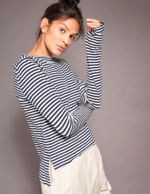 Longsleeve in Streifenoptik mit Daumenlöchern von The Blue Suit. Hergestellt aus nachhaltigen Fasern, asymetrischer Schnitt und hochgeschlossen.