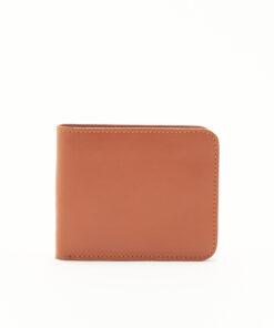 Klassisches Portemonnaie ohne Innenfutter aus echtem Rindsleder. Hergestellt von Lost & Found Zürich, das Portemonnaie überzeugt durch ein simples Münzfach und drei Kartenfächer sowie drei dezente Mehrzweckfächer. Es handelt sich um ein klassisches Faltportemonnaie.