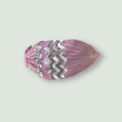 Haarband in Altrosa von Namjosh mit wundreschöner, silberner Stickerei im Stil der 20er Jahre - Art-Déco-Stil.