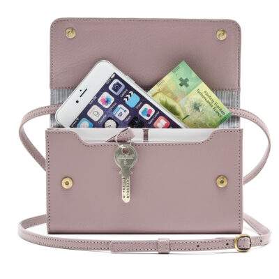 Mini Tasche plus aus Rindsleder- durchdachtes Design: Portemonnaie am Tag, Handtasche am Abend. Abnehmbarer Henkel, separates Notenfach, Platz für ein Handy und Schlüsselschlaufe. Reissverschluss Fach auf der Rückseite für Münz oder Kopfhörer.