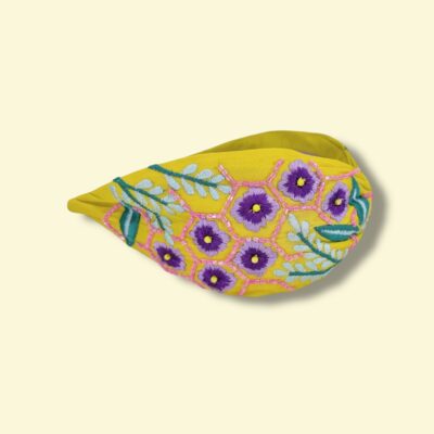 Wunderschönes Haarband von Namjosh, handbestickt in gelb mit Flieder, rosa und grün. Perfekte Passform.