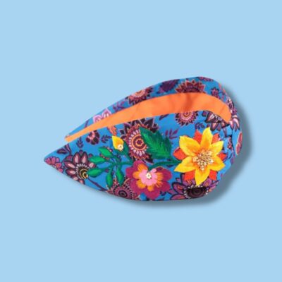 Sommerliches Haarband von Namjosh. Handbestickt in den Farben blau und gelb mit Blumenstickerei. Hoher Tragekomfort.