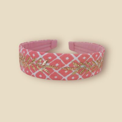 Haarreif PINK RETRO FARN von NamJosh. Schmales Design mit zwarter Stickerei in Gold.