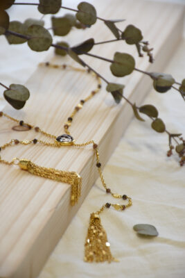 Halskette vom Luzerner Label Pink Sand in Gold mit Rauchquarz. Messing 18 Karat vergoldet. Filigranes, modernes Design mit Zotteln, Steinchen und Plättchen.