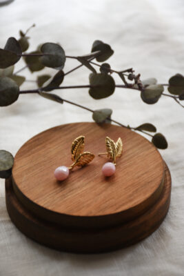 Ohrring in Gold vom Luzerner Label Pink Sand. Messing vergoldet, nickelfrei mit Stecker. Modernes, feminines Design aus Gold mit Rosa Opal.