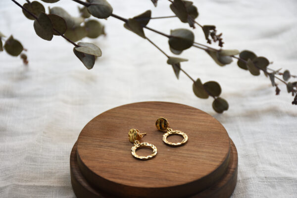 Ohrring aus Gold vom Luzerner Label Pink Sand. Messing vergoldet, nickelfrei mit Stecker. Modernes, feminines Design in Form zweier Kreise - offen und geschlossen.