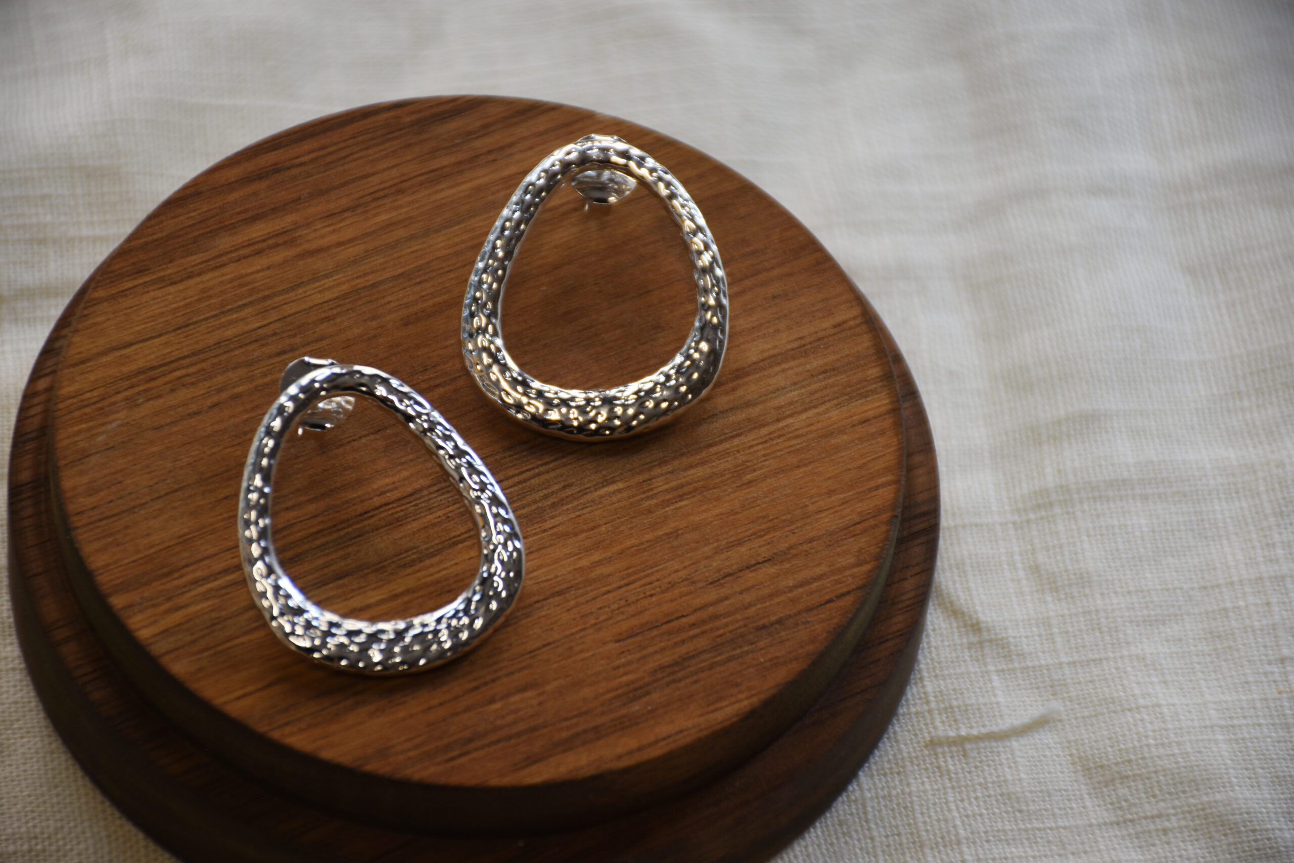 Silberne Statement-Ohrringe, handgemachte Kreolen, versilberte Ohrringe aus Indien, eleganter Ohrschmuck für Frauen, modernes Schmuckdesign Schweiz