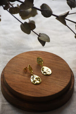 Ohrring aus Gold oder Silber vom Luzerner Label Pink Sand. Messing vergoldet und versilbert, nickelfrei mit Stecker. Modernes, feminines Design.