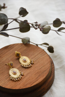 Ohrring in Gold vom Luzerner Label Pink Sand. Messing vergoldet, nickelfrei mit Stecker. Modernes, feminines Design aus Gold mit feinen Zottelchen.