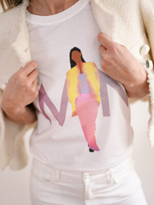 Design-Shirt mit Kunstdruck von Rebecca Bernau. Lady mit Schriftzug WIN in den Farben flieder, rosa und gelb. Baumwoll-T-Shirt mit regulärem Fit von RAILIN.