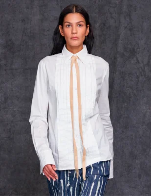 Bluse mit Plissee und Stoffbändel / dekorativem Halsband von The Blue Suit. Eng anliegender Fit, tailliert und figurbetont.