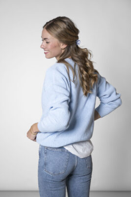 Strickjacke mit Knopfleiste und V-Ausschnitt von der Marke Story of Mine - SOM. Leicht überschnittene Ärmel sorgen für einen legeren Look.