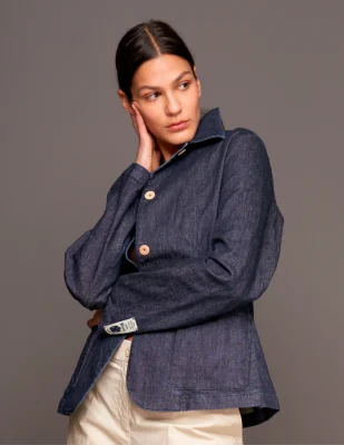 Jeansjacke Yosano von The Blue Suit, im Stil einer japanischen Arbeiterjacke. Holzknöpfe, zwei Fronttaschen und ein bedrucktes Innenfutter aus Baumwolle.