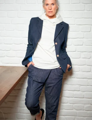 Drappierte Jeans von The Blue Suit. Fair und nachhaltig produziert, mit elastischem Bund und Ziernähten auf den Hosentaschen.