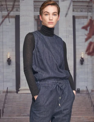 Ärmelloser Jeans-Overall mit Gummizug an der Hüfte und bei den Füssen. Fair Fashion von The Blue Suit, perfekter Reisebegleiter und für das ganze Jahr.