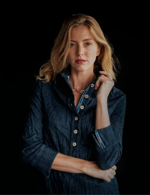 Die Jeanshemd-Bluse von The Blue Suit ist versatil tragbar. Tailliert, 3/4-Arm und der crinkle Effekt sorgen für einen coolen Look.