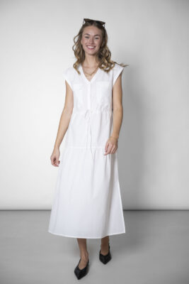Weisses Midi-Kleid mit Stufen von Story of Mine - SOM. Ein Unterkleid sorgt dafür, dass es blickdicht ist. V-Ausschnitt und individuell taillierbar.