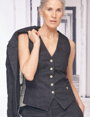 Jeans Gilet EMI von The Blue Suit. Taillierte Silhouette, zwei kleine Taschen und Holzknöpfe sorgen für einen coolen Look. Mit dem stilvollen Allrounder wertest du jedes Outfit auf.
