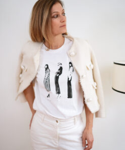 Weisses T-Shirt mit drei Modefiguren im Schwarz-Weiss-Print von Jessica Durrant – erhältlich bei Spektrum23 Online-Shop Schweiz.