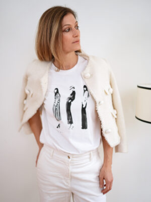 Weisses T-Shirt mit drei Modefiguren im Schwarz-Weiss-Print von Jessica Durrant – erhältlich bei Spektrum23 Online-Shop Schweiz.