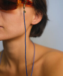 Brillenkette aus dunkelblauen japanischen Glasperlen – handgefertigt in Nepal, Modell Dark Blue von OBO Zürich.